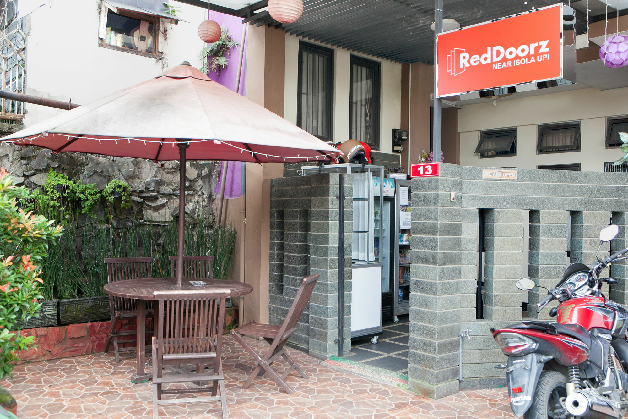 Reddoorz Plus Near Isola Upi Hotel Bandung Bagian luar foto