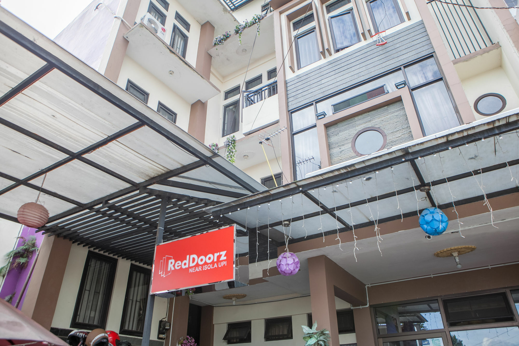 Reddoorz Plus Near Isola Upi Hotel Bandung Bagian luar foto