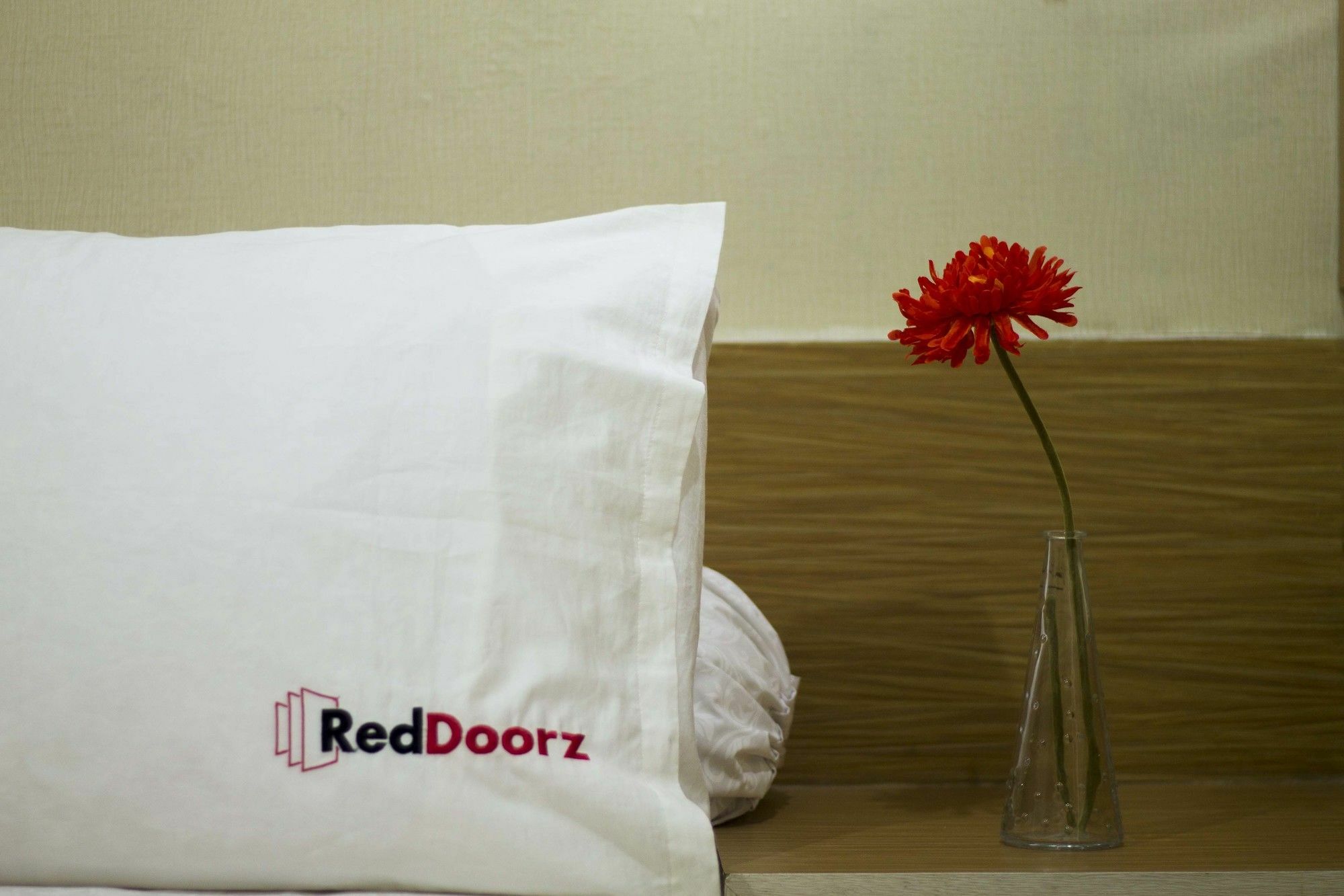 Reddoorz Plus Near Isola Upi Hotel Bandung Bagian luar foto