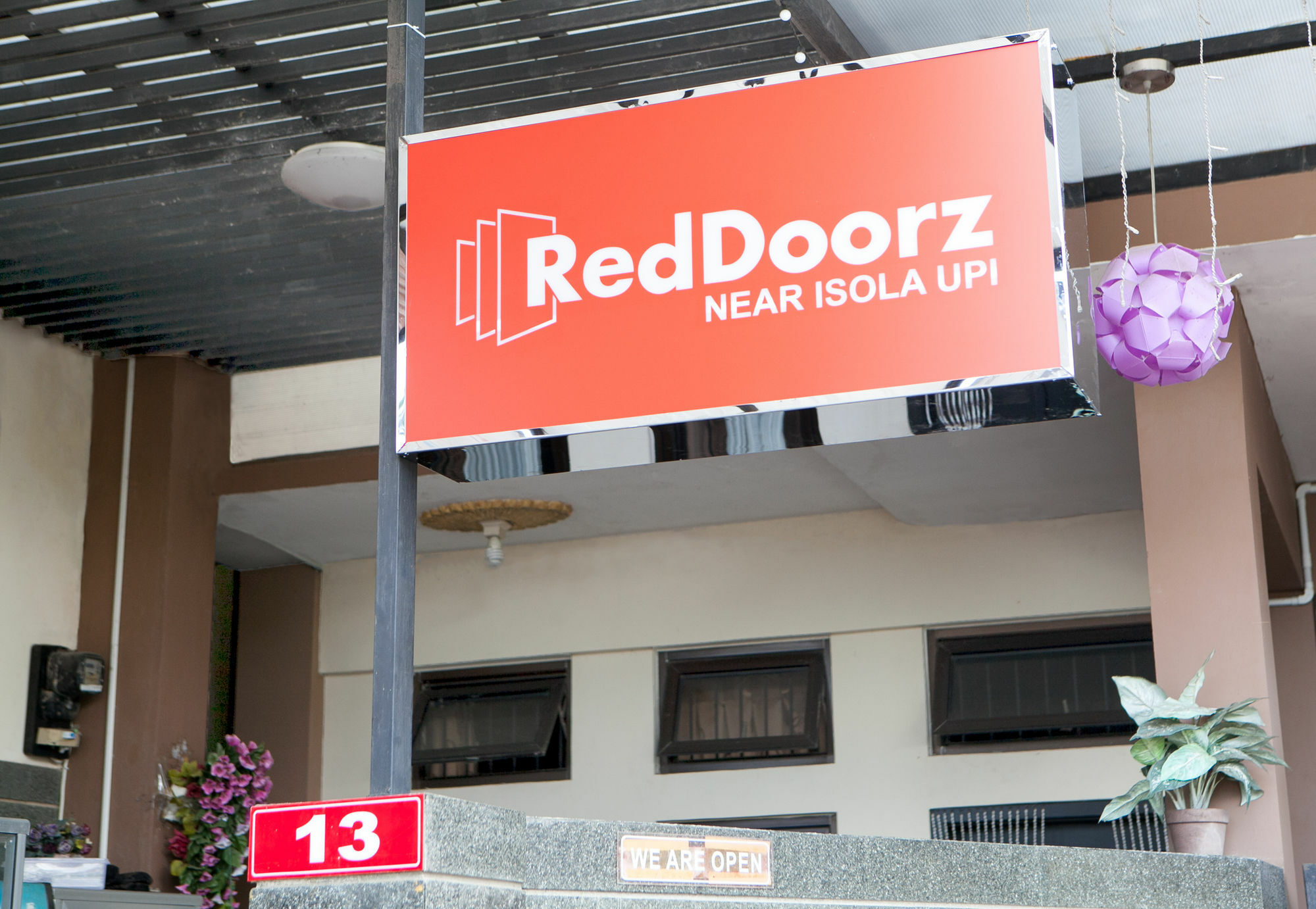 Reddoorz Plus Near Isola Upi Hotel Bandung Bagian luar foto